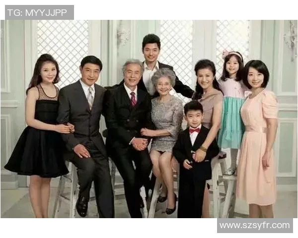 足球巨星与家人温馨时刻精彩回顾全家福合影尽显幸福与亲情